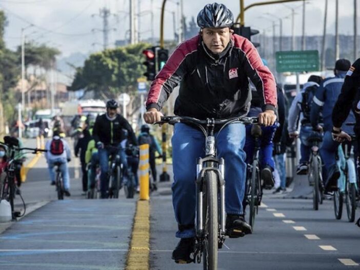 casco en ciclistas urbanos, ciclismo en colombia, ciclistas de colombia