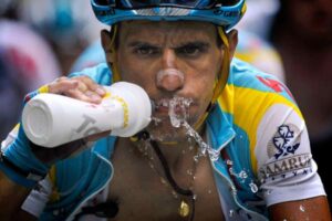 cuanta agua beber en travesías, mtb en colombia