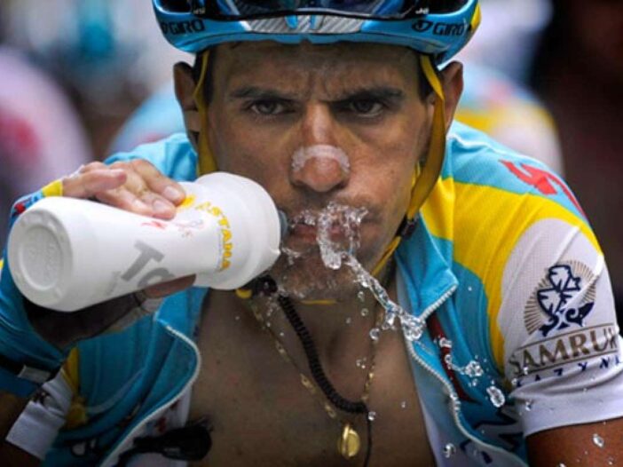 cuanta agua beber en travesías, mtb en colombia
