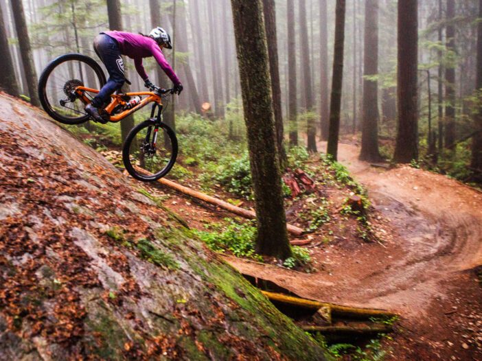 descenso bicicleta montaña, descenso en bici de ruta, técnicas para descender en bicicleta de montaña, descensos en mtb, bicicletas de descenso extremo, descensos mtb, descender en bicicleta en terrenos húmedos